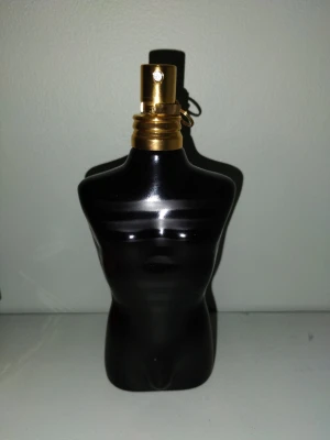 Jean Paul Gaultier parfym - En ikonisk parfymflaska från Jean Paul Gaultier formad som en manlig torso i svart glas med guldfärgad spraytopp. Flaskan har en elegant och modern design som verkligen sticker ut i badrumshyllan Det är ca 120/125ml kvar☺️.
