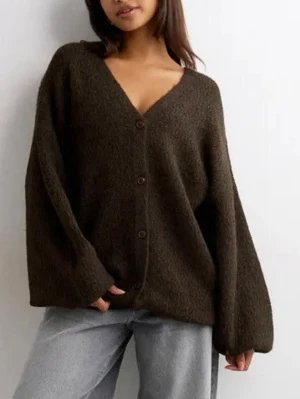 Brun oversized kofta med knappar - Mysig oversized kofta i brunt med stora knappar framtill. I storlek S-M men den är stor i storlek💕