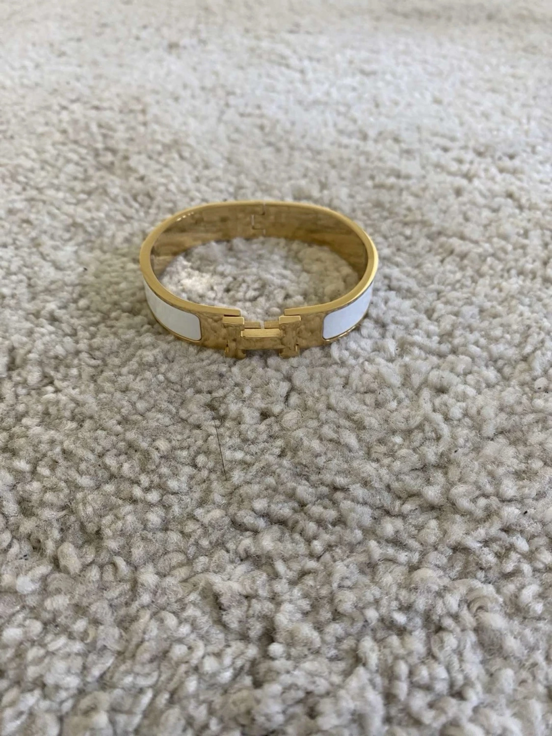 vitt och guldigt armband