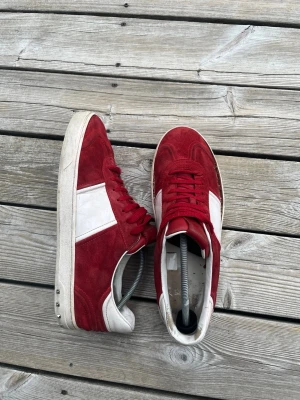 Valentino flycrews  - Riktig feta flycrews som varit med om det ena och de andra! Riktigt sällsynt! Storlek 44 men passar mindre några defekter, sick 7/10 skriv till mig vid frågor osv!🤩
