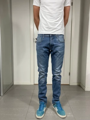 Replay Anbass Jeans  - Säljer nu dessa Replay Anbass jeans, W32 o L32, mått ca 39 o 105 cm. skriv för fler bilder/frågor🙌🏼