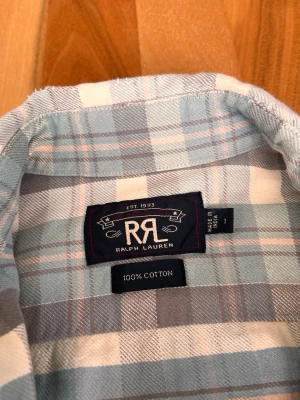 RRL skjorta - Skjorta i storlek S från RRL/Double RL, i mycket bra skick. Se mått och kom gärna med bud. Dm för mer bilder