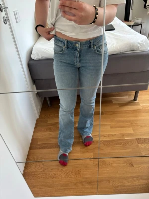 Blåa bootcut jeans - Blåa low waist jeans med bootcut modell! Köpta på lager 157.