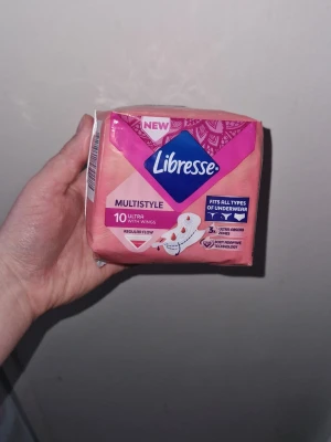 Bindor - Libresse Multistyle bindor med vingar, 10-pack, för regelbunden mens. Passar alla typer av underkläder och har body-adaptive teknologi. Helt nytt