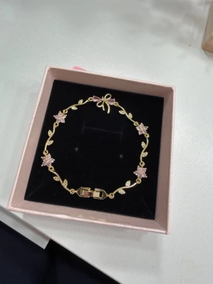 18k guldpläterat armband  - Tillverkat av rostfritt stål och pläterat med 18k guld