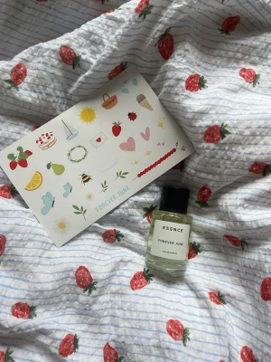 Essnce Forever June - Essnce nya sommarparfyn Forever June! Den luktar helt gudomligt men var inte min typ av parfym så därför säljer jag den💞 Helt oanvänd🙌🏼😍 Se noterna på sista bilden. Klistermärkena som följer med helt gratis! 🍓