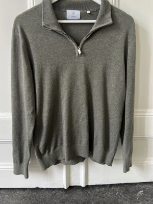 Grågrön quarter zip - Säljer en grågrön quarterzip från bläck i storlek S som knappt använts och omhändertagits väl!