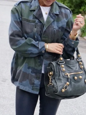 Kamouflage vårjacka / tygjacka / camo - Quatre Filles  - Jacka ifrån quatre Fills. Nypris 2500. Bra skick! Storlek S/M beroende på hur man vill att den sitter. Obs första bilden är lånad.