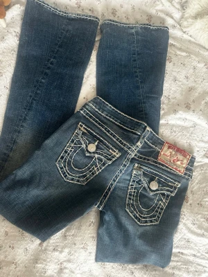 Vintage True Religion jeans  - Så snygga jeans från true religion, utsvängda och low waist. Lite slitage på botten, sista bilden. Äldre modell köpta från usa❤️