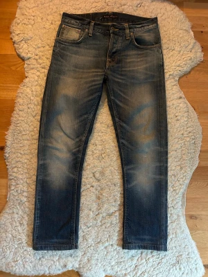 Nudie selvedge - Hej och välkommen till liljestrands nu säljer vi ett par nudie jeans som är modell grim Tim selvedge modell det är storlek 30/32 sitter lite mindre i längd skulle jag säga han på bilden är 172 inga defekter jeansen har åldrats med gångerna de använts gammal modell och svår att få tag i kom med frågor osv så hörs vi mvh liljestrand