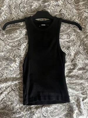 Ribbad topp - Hej! Säljer denna ribbade toppen från BikBok då den blivit för liten. Den är i mycket bra skick och endast använd fåtal gånger.🥰