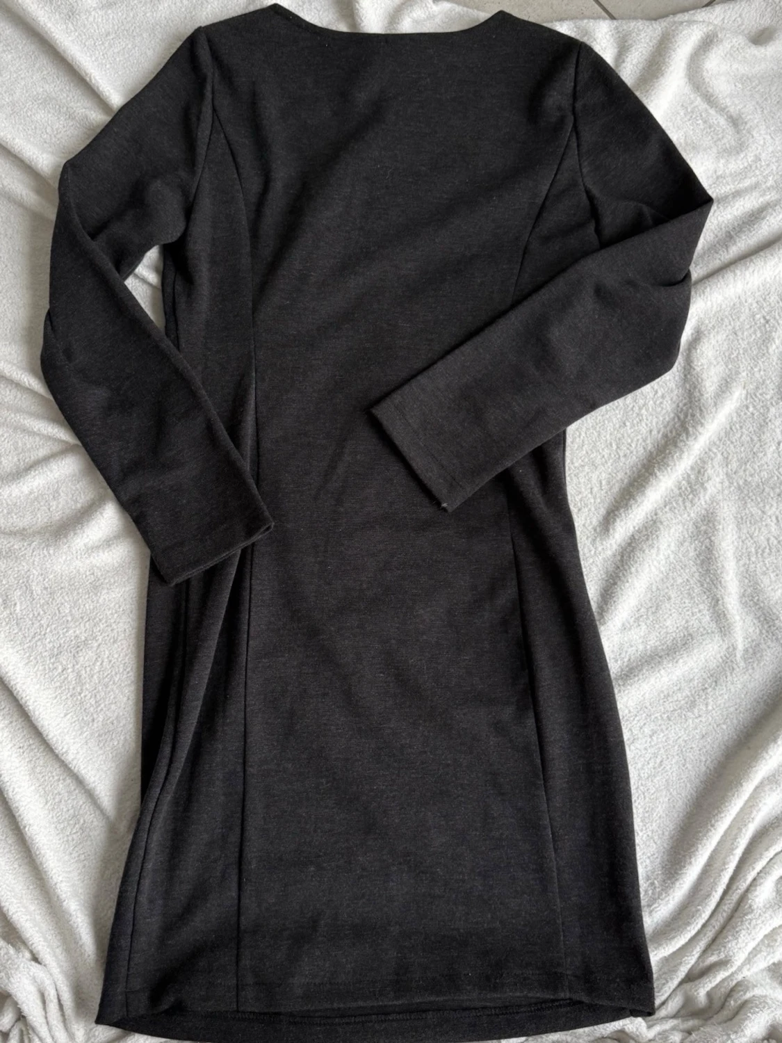 Mörkgrå klänning med vågig detalj (M) - 2