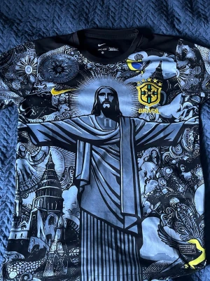 Nike Brasil grafisk t-shirt svart/grå - Säljer en svart/grå nike brazil t-shirt men en jesus staty. Använd 2 gånger. skriv för mer bilder 
