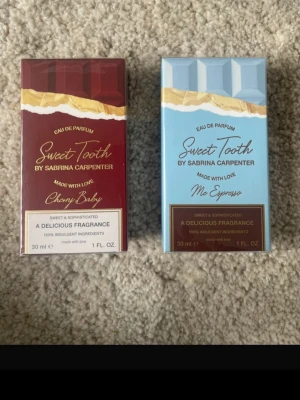 Sweet Tooth parfym duo Sabrina Carpenter- (30ml x 2) - Två parfymer från Sabrina Carpenter: Sweet Tooth Cherry Baby i vinröd förpackning och Sweet Tooth Mo Espresso i ljusblå förpackning. Båda är Eau de Parfum på 30 ml med lyxig design och gulddetaljer. Perfekt för dig som gillar söta och unika dofter. Båda är helt oöppnade och fortfarande inplastade! 