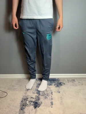 Barcelona byxor - Fint skick. Han på bild är 185cm, 77kg!