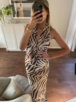 Zebra zara - En magisk klänning från zara med djup drapering, går inte o få tag på längre :( 500kr strl xs/s
