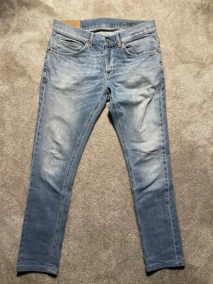 Dondup George  - Hej! Säljer nu dessa Dondup jeansen i modellen George. Jeansen är i mycket fint skick. Storleken är 31 Bara att skriva vid frågor. 