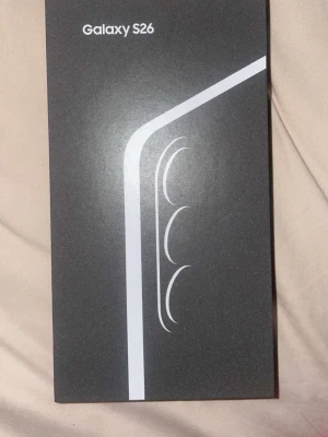 SAMSUNG GALAXY S26 256GB BLACK - Helt ny oöppnad Samsung galaxy S26 med 256GB Svart färg kvitto finns, pris kan diskuteras.