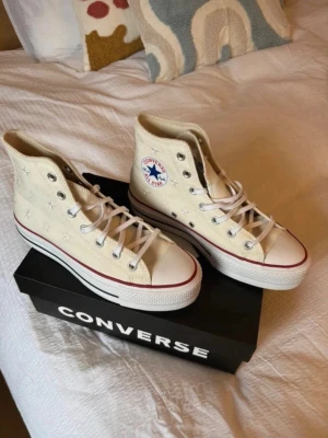 Converse Chuck Taylor platform with embroidered stars - Selling this gorgeous brand new Converse as I bought it and it’s late to return now. Only tried them out to walk in the house and unfortunately they hurt my feet.  Price is negotiable   Message me if you want more pictures or have any questions 😊