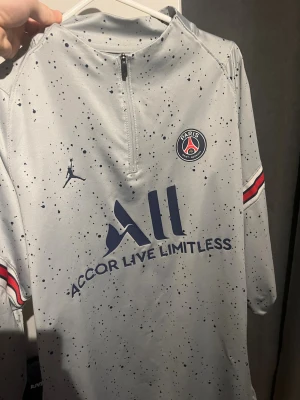 PSG tröja - Säljs då den ej används. Använd några gånger 
