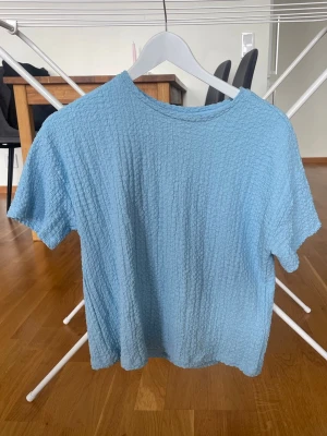 Ljusblå topp / blus💕 - Säljer en ljusblå topp / blus / finare T-shirt! Aldrig använd endast provad