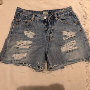 Blå slitna jeansshorts Pull&Bear - Säljer ett par blå jeansshorts från Pull&Bear med  slitna detaljer framtill. Perfekta för varma dagar och skriv gärna för frågor och svar💕💕