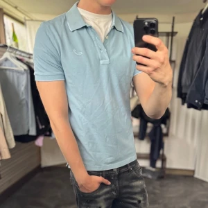 Jacob Cohen piké - Mycket fint skick, inga defekter. Nypris ca 2500kr. Passar dig som är 175-185cm ungefär. Modellen är 185 cm, 75 kg. Skriv för mer information!🤝