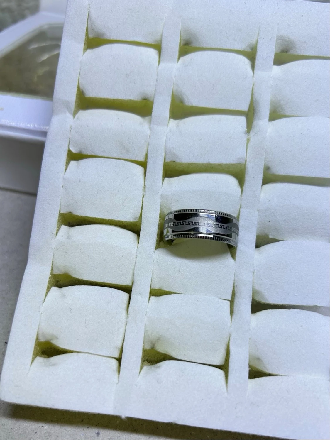 Silverfärgad ring med grekiskt mönster - 1