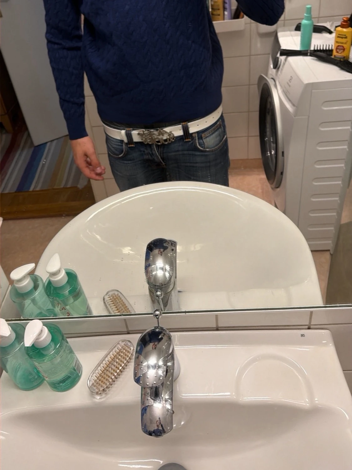 Mörkblå kabelstickad tröja