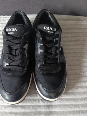 Svarta sneakers logo - Svarta sneakers storlek 8. Köpt på Vinted men passar mig inte. Säljs billigare än jag har köpt dom till då jag är osäker på OG. Skick enligt bilder 