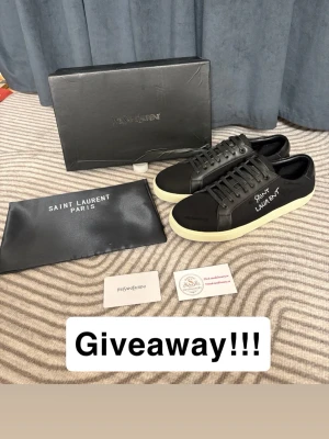 Svarta Saint Laurent sneakers - Helt nya saint Laurent skor i storlek 44!!! För att vara med så måste du följa mitt konto och lika annonsen ‼️ lycka till 📞🫡🫡