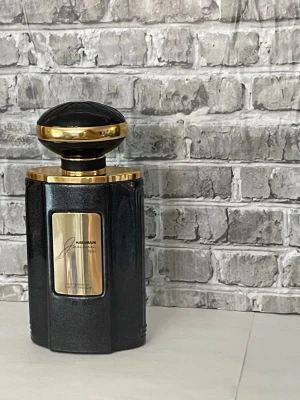 Al Haramain Junoon Noir  - Al Haramain junoon noir edp se bilder för mängd kvart flaskan är på 100ml skulle uppskatta 80ml kvar se bild för mängd kvar. Och noterna är Top notes are Kumquat and Lime; middle notes are Violet, Orris, Jasmine and Lily-of-the-Valley; base notes are Vanilla, Musk, Sandalwood and Cedar.  Automizern på alharamains parfymer har.lite mer än stråle än en mist. nypris 500kr 