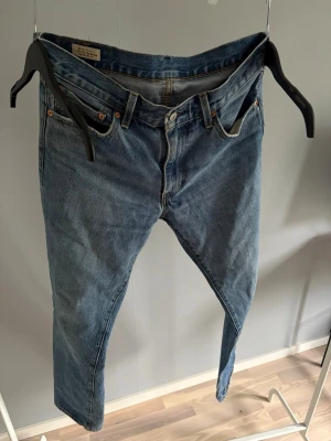 Levi's jeans - Blåa Levis jeans storlek 32/32 i bra skick