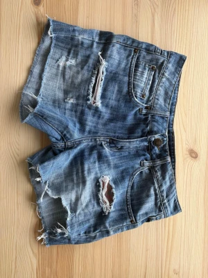 Blå jeansshorts - Säljer dessa lite längre jeansshorts för att de tyvärr inte passar längre. Supersnygga och i jättebra skick