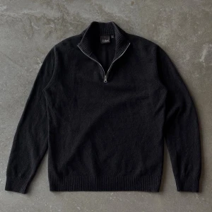 Oscar Jacobson Quarter-Zip Knit – Mörkbrun (L) - Finstickad tröja med halv dragkedja (quarter-zip) från Oscar Jacobson. Rak, klassisk passform.