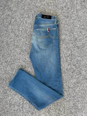 Jacob cohën | 27 - Jacob cohen jeans | Nypris: Några tusen | Exklusiva och kvalité jeans | Storlek: W27| Blåa | Inga synliga tecken på användning | hör av er vid frågor & prisförslag!🫡