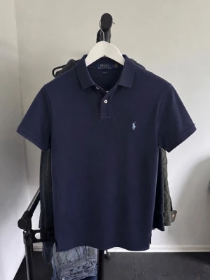 Ralph Lauren Piké - - Condition: 9/10 - Color: Navy Blue - Size: S