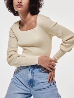 Beige ribbstickad tröja - Trendig ljus beige ribbstickad tröja från Gina tricot, Storlek L men skulle säga den passar bättre M och även S, den är stretchig och bekväm, använd väldigt fåtal gånger inga knottror eller defekter😊