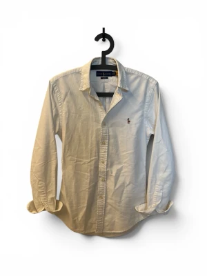 Ralph lauren skjorta - Säljer en riktigt fet raffe skjorta 👔 skick 8/10 använts fåtal gånger🙌🏻 stl XS slim fit modell, pris är ej hugget i sten 🪨 kom med bud/frågor📬
