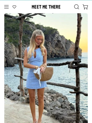 Klänning Meet Me There - Underbar blå/vit klänning från Meet Me There! Verkligen såå drömmig!😍Satt som en smäck på mig som har Storlek M, men tyvärr för kort för mig då jag är 180cm🥹Så aldrig använd med lapp kvar!