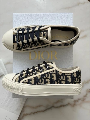 Dior skor - Ett par jättesnygga dior skor i storlek 37. Perfekta sommarskor. Inte kommit till användning därav skicket. Skickas med tillbehör samt extra skosnören i vit färg, kvitto finns. 