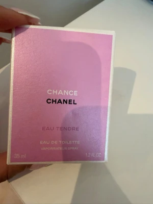 Chanel Chance Eau Tendre EdT 35ml - Chanel Chance Eau Tendre Eau de Toilette i 35 ml flaska. Parfymen kommer i en elegant rosa och vit kartong med klassisk Chanel-logga. Doften är fräsch och feminin, perfekt för dig som gillar lyxiga och moderna parfymer.