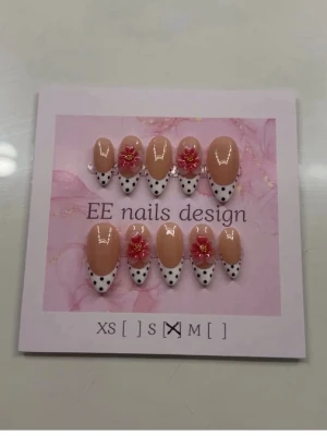 Press-on naglar polka dot  - Strl S: 15 mm, 12 mm, 11 mm, 11 mm, 8 mm + medföljer 1 ark nagelklister och fil 💕 Oanvända