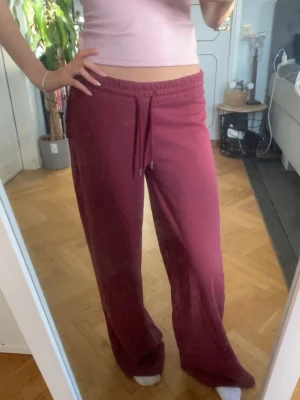Vinröda mjukisbyxor  - Så fina mjukisbyxor i en fin vinröd färg. Storlek xs men passar mer som en s! De är oanvända med prislappen kvar!🤍