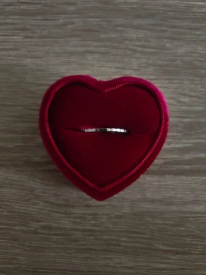 Tunn silverfärgad ring med hamrad yta - ring i storlek 17,3mm, silverfärgad. 