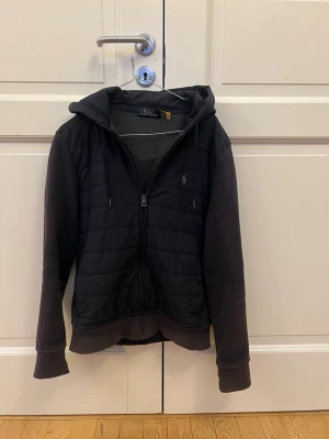 Ralph Lauren cardigan - Ralph Lauren cardigan i skick 7/10. Tecken på användning. Ända defekten är 2 små hål vid vänstra handen men dom ser man inte när den är på. Storlek S passar någon runt 175.