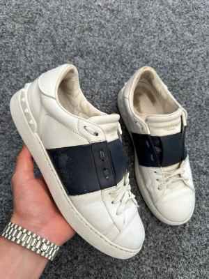 Valentino open 42 - Säljer dessa sjukt feta valentino opens! | size 42 | skick 7/10 | skorna är behandlade med whitningcream | nypris 7200kr | hör av dig vid intresse 🙌