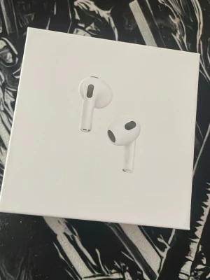 Apple AirPods 3:e generationen - Säljer ett par vita Apple AirPods (3:e generationen) med stilren design och smidig passform. Trådlösa hörlurar i plast som funkar perfekt till iPhone, iPad och Mac. Laddas enkelt med MagSafe eller trådlös laddare. Grymt ljud och enkel anslutning.