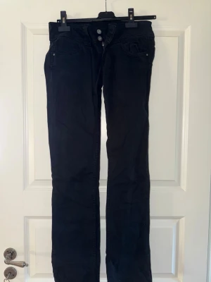 Straight jeans - Svarta straight jeans, low waist. Name Venus. Storlek W10/ 34. Bra skick, knappt använda, snygga vinted jeans. 