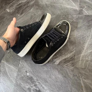 Lanvin sneakers - Bra skick, mockan är lite smutsig och skorna har ett litet märke på insidan av hälen. Nypris ca 5000kr. Storlek 40/UK6.  Dustbag medföljer. Självklart äkta - kolla bara recensionerna! Skriv för mer information🤝